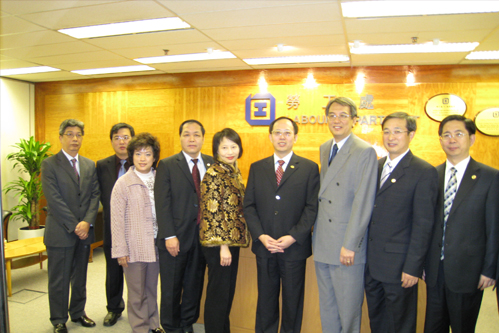 劳工及福利局常任秘书长邓国威(右三,劳工处处长谢凌洁贞(左五)与