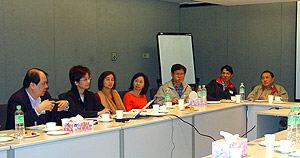 A brainstorming session was held in November 2003 for LAB members to exchange views with the department's directorate on topical labour issues.