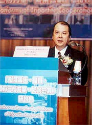 經濟發展及勞工局常任秘書長張建宗在「凝聚僱主、僱員、政府三方力量,繁榮共創」研討會上致辭。