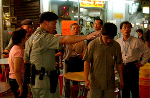 勞工督察在聯同警方進行的打擊黑工行動中,查獲非法勞工。