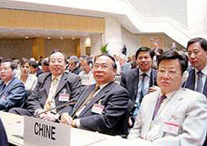 (前排)國務院勞動和社會保障部副部長李其炎(右二)、中華人民共和國常駐日內瓦代表團大使沙祖康(右一)與勞工處助理處長(就業事務)曾健和(右三)出席第九十一屆國際勞工大會。